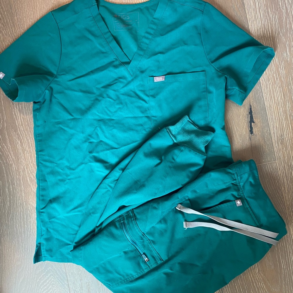 Figs Limited Edition Hunter Green Scrub Set  M/MP